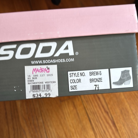 Studded Tan Ankle Boots NWT in Box - Picture 7 of 7